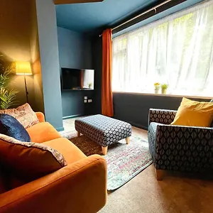 Coastal Charm: Stylish 2-bedroom Near Bournemouth